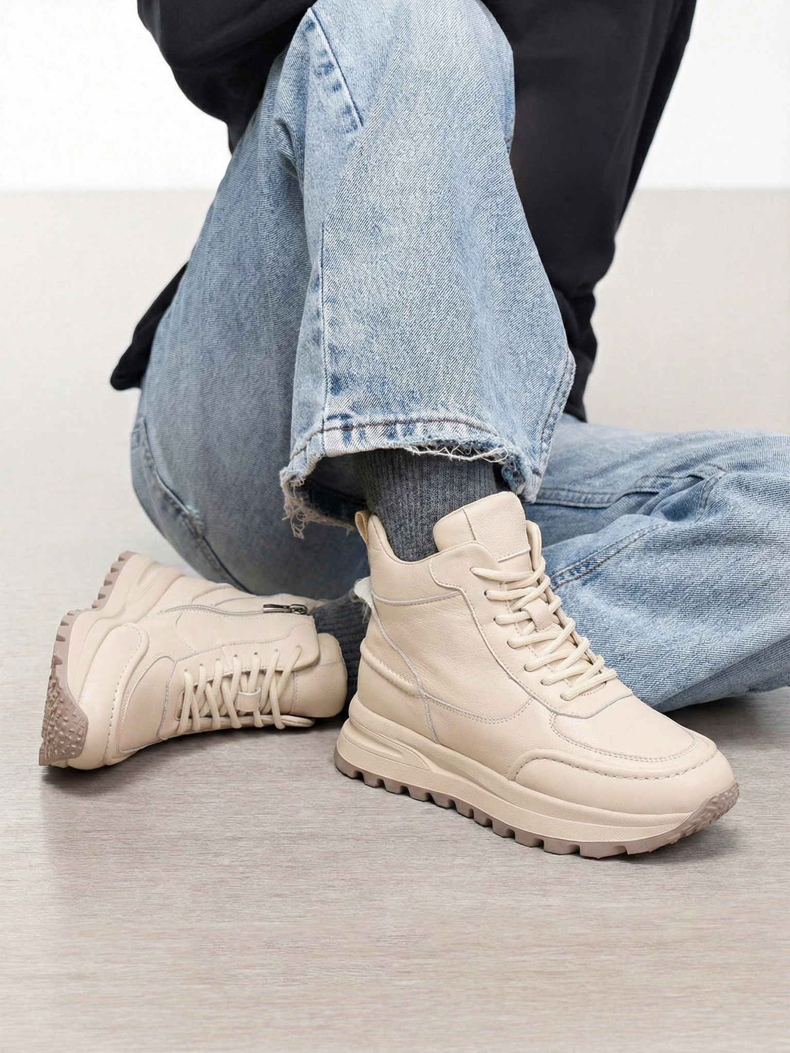 Кроссовки бежевого цвета на рельефной подошве